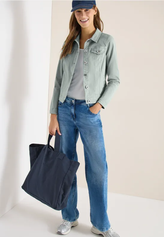 Klassische farbige Denim-Trucker-Jacke