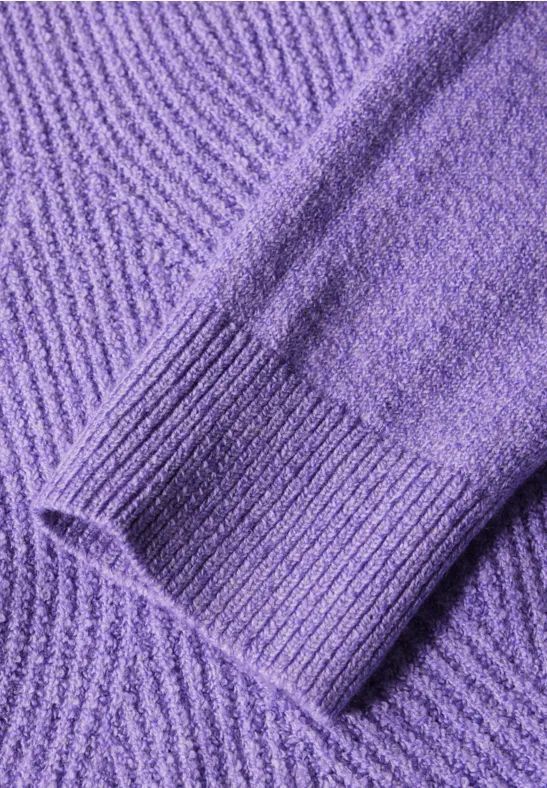 Strukturierter Rundhals-Pullover mit Chevron-Muster