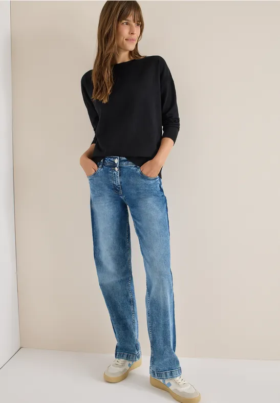 Minimalistischer Strickpullover mit U-Boot-Ausschnitt