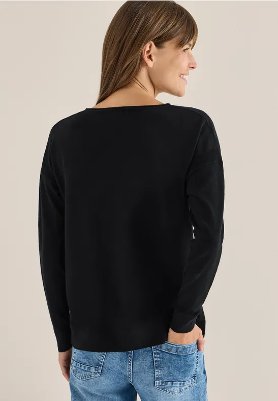 Minimalistischer Strickpullover mit U-Boot-Ausschnitt