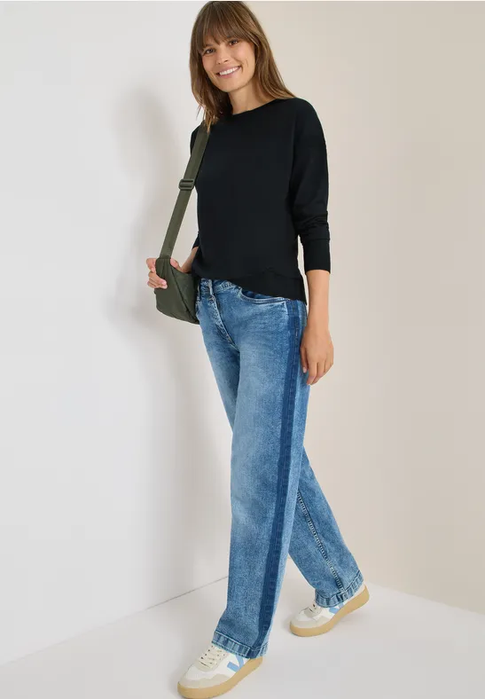 Minimalistischer Strickpullover mit U-Boot-Ausschnitt