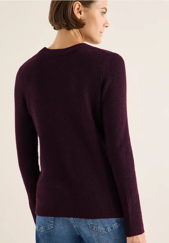 Gerippter Strickpullover mit Rundhalsausschnitt