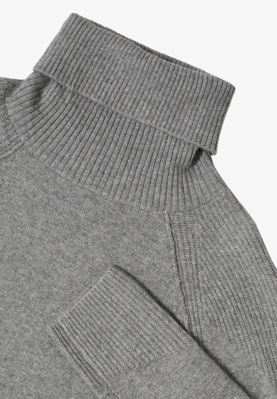 Rollkragenpullover im Strukturmix