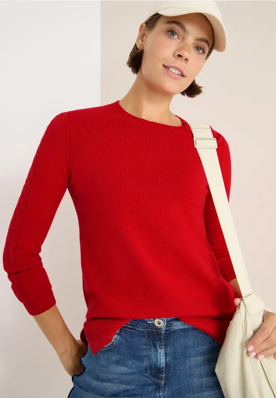 Kuscheliger Pullover mit Zopfstrick-Details