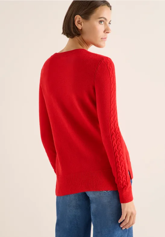 Kuscheliger Pullover mit Zopfstrick-Details