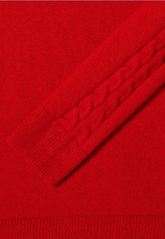 Kuscheliger Pullover mit Zopfstrick-Details