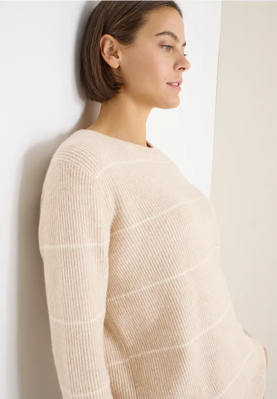Gestreifter Rippstrick-Pullover mit Rundhalsausschnitt