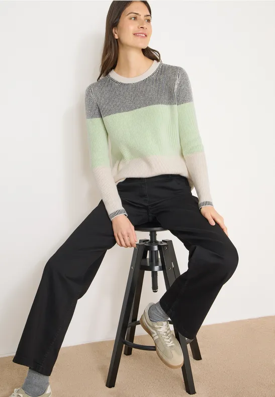 Weicher gestreifter Colorblock-Pullover