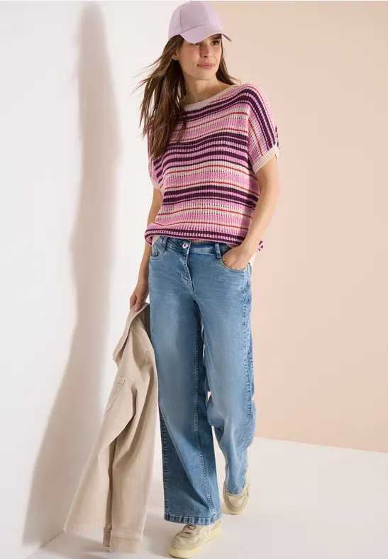Gestreifter Strickpullover mit U-Boot-Ausschnitt