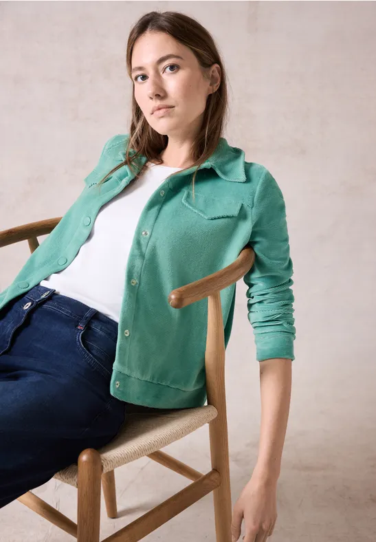 Weiche Cordjacke im Hemdstil