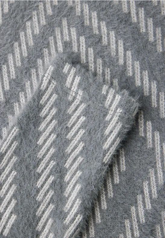 Flauschiger Pullover mit grafischem Rautenmuster