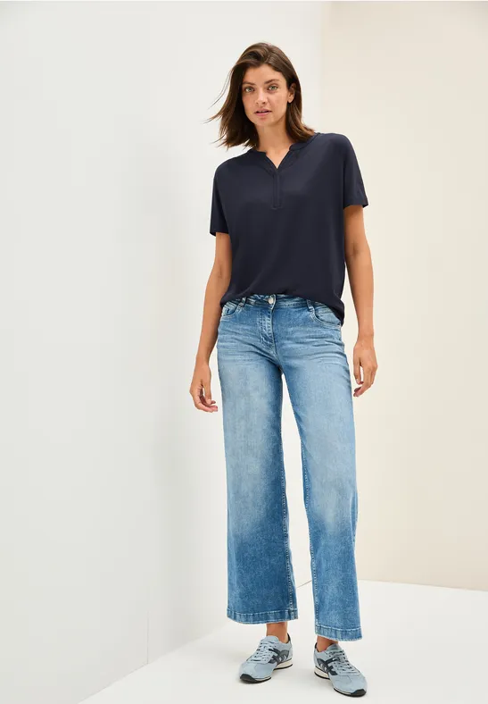 Lässiges T-Shirt mit Split-Neck