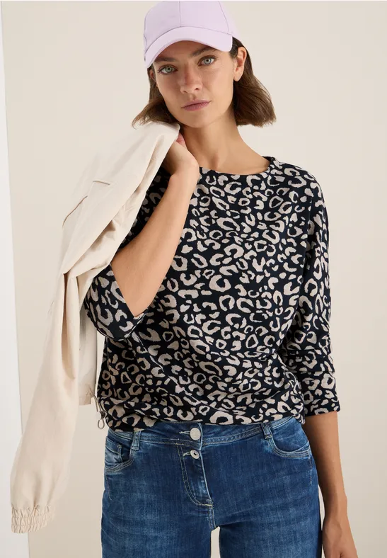 Shirt mit U-Boot-Ausschnitt und Leoprint