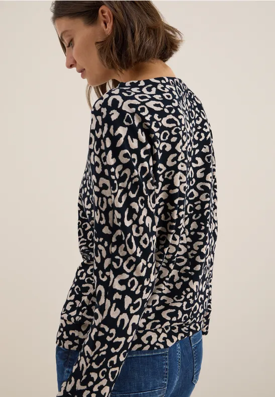Shirt mit U-Boot-Ausschnitt und Leoprint