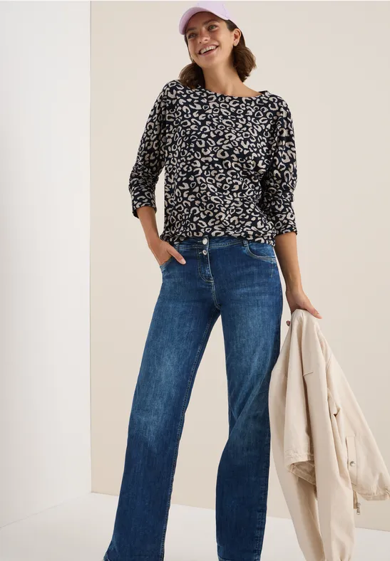 Shirt mit U-Boot-Ausschnitt und Leoprint