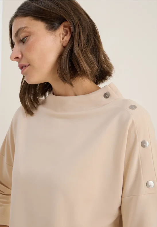 Top mit Stehkragen und Knopfdetail