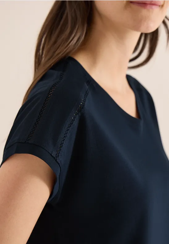 Jerseyshirt mit Spitzendetails an den Schultern