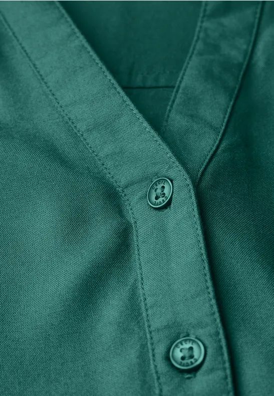 Leuchtende Viskosebluse mit Knopfleiste