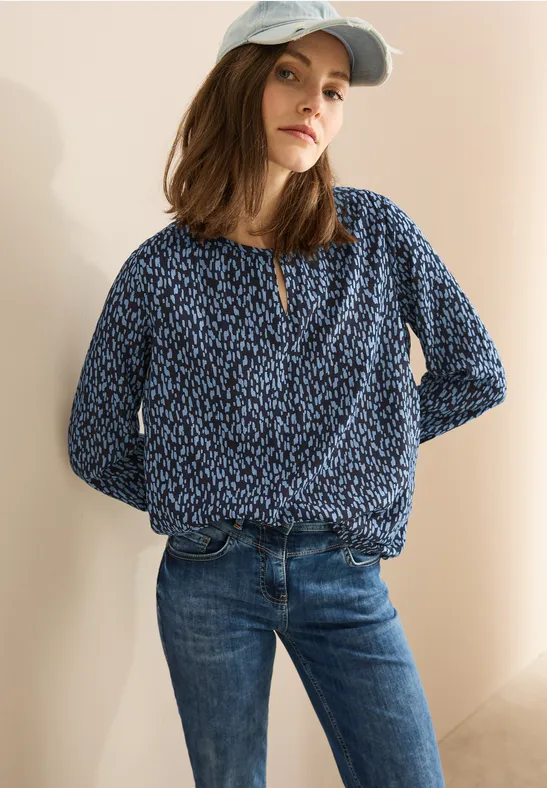 Gemusterte Viskosebluse mit Ausschnitt