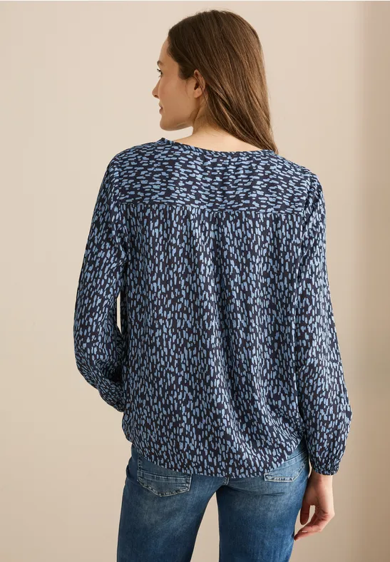 Gemusterte Viskosebluse mit Ausschnitt