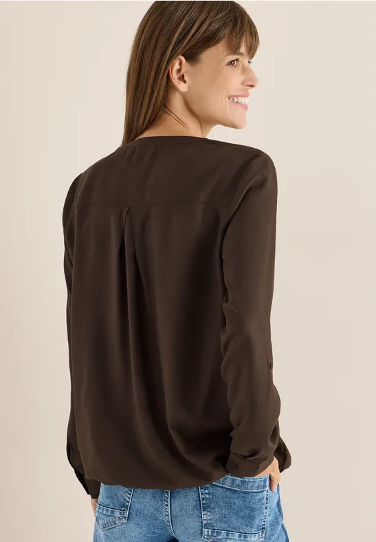 Viskosebluse mit geschlitztem Rundhals