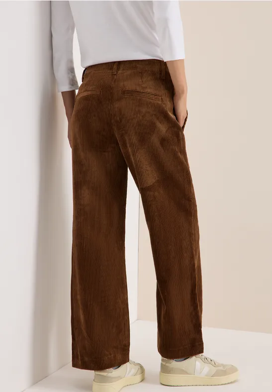 Weit geschnittene Cordhose mit hohem Bund