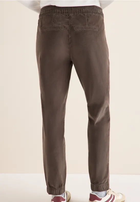 Lässige Cordhose im Jogger-Stil