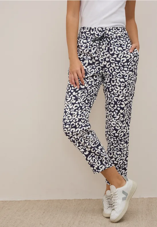 Schmal geschnittene Hose mit Grafikprint