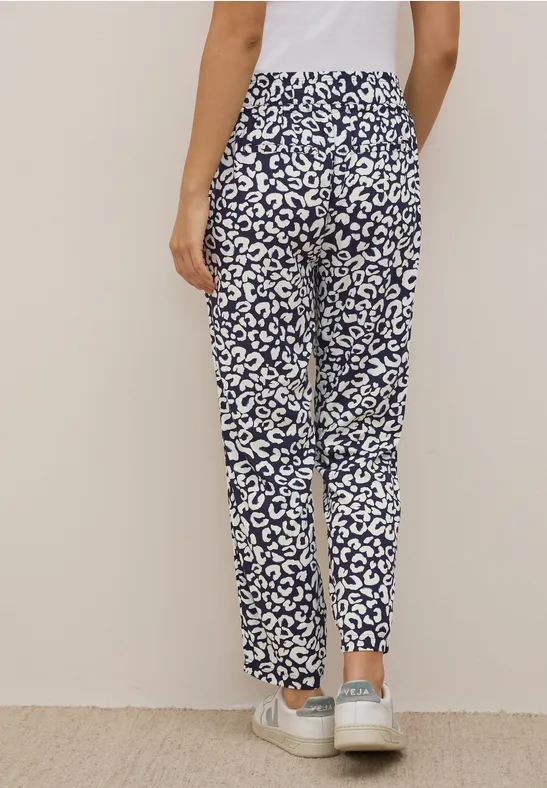 Schmal geschnittene Hose mit Grafikprint