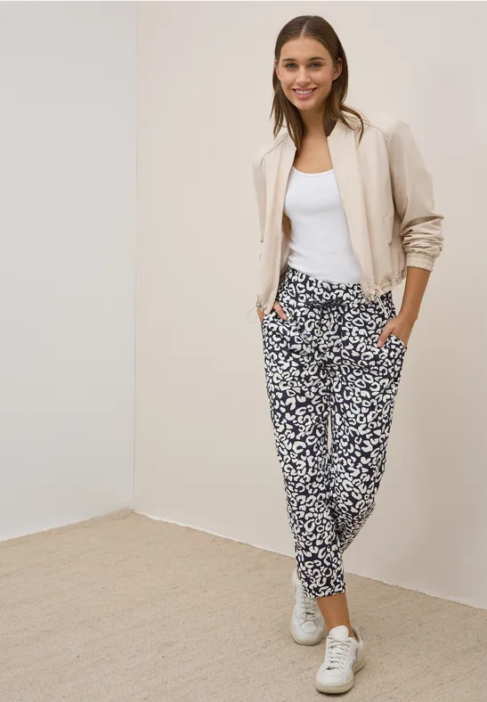 Schmal geschnittene Hose mit Grafikprint