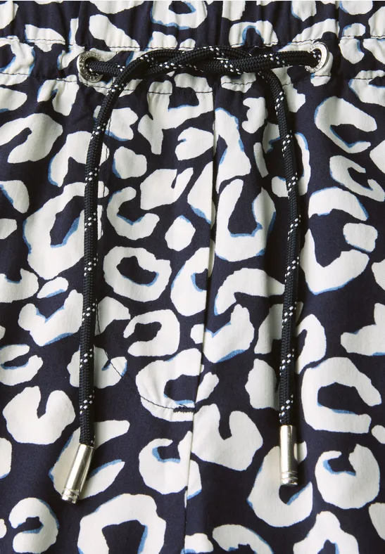 Schmal geschnittene Hose mit Grafikprint