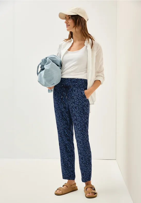 Schmal geschnittene Hose mit Grafikprint