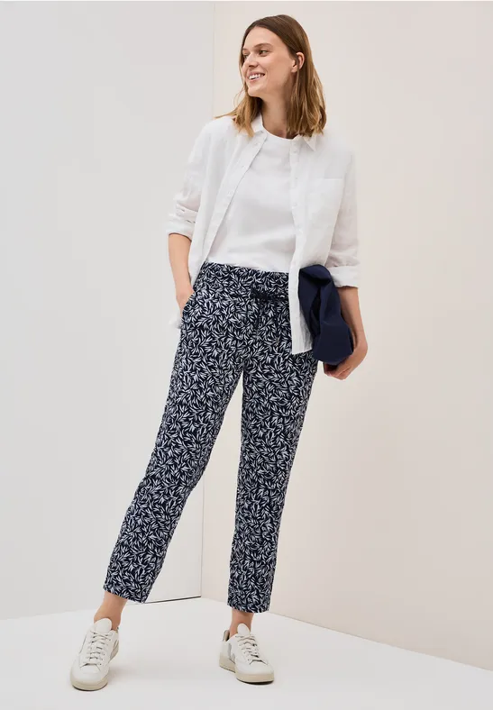 Schmal geschnittene Hose mit Grafikprint
