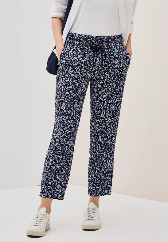 Schmal geschnittene Hose mit Grafikprint