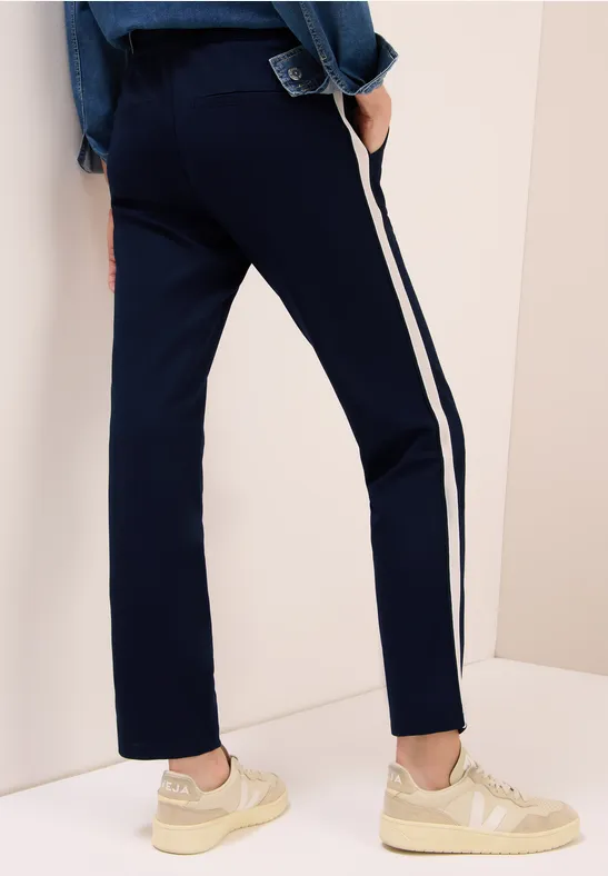 Sportliche Slim-Fit Hose mit Streifen