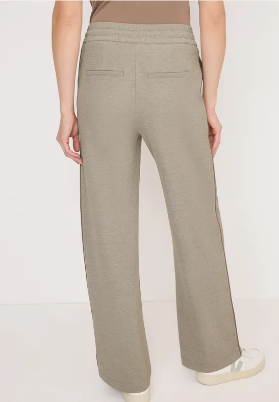 Weite Hose mit Galonstreifen