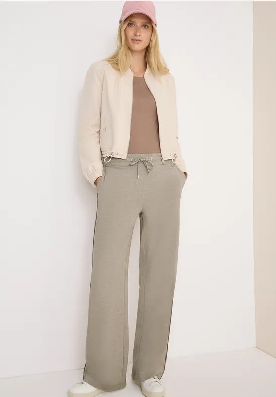 Weite Hose mit Galonstreifen