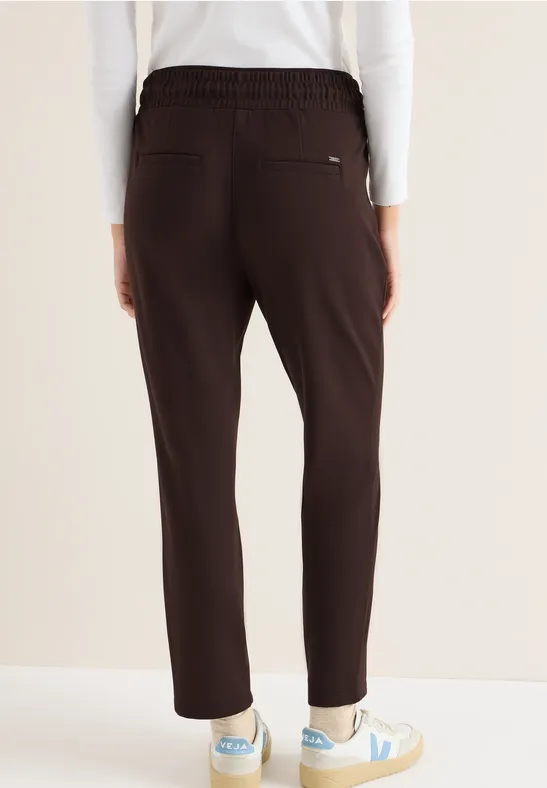 Schmal geschnittene Hose mit Tunnelzug