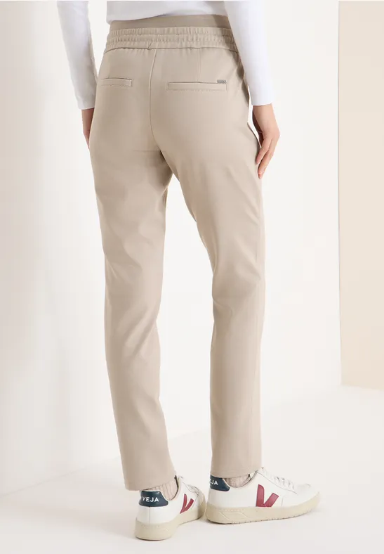 Schmal geschnittene Hose mit Tunnelzug