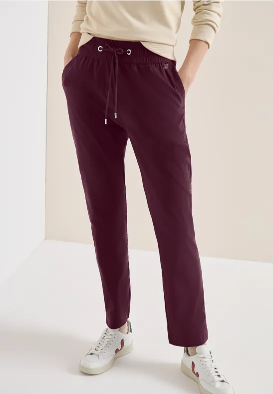 Schmal geschnittene Casual-Hose mit Kordelzug