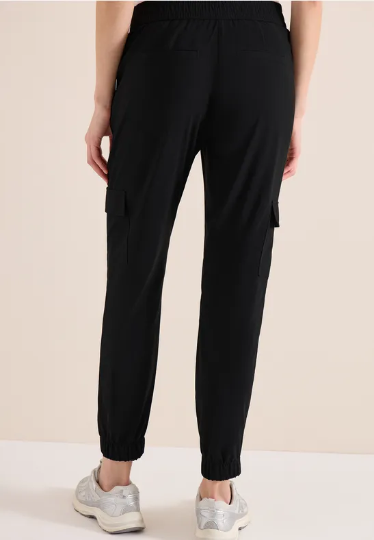 Schmale Cargo-Jogginghose mit mittlerem Bund