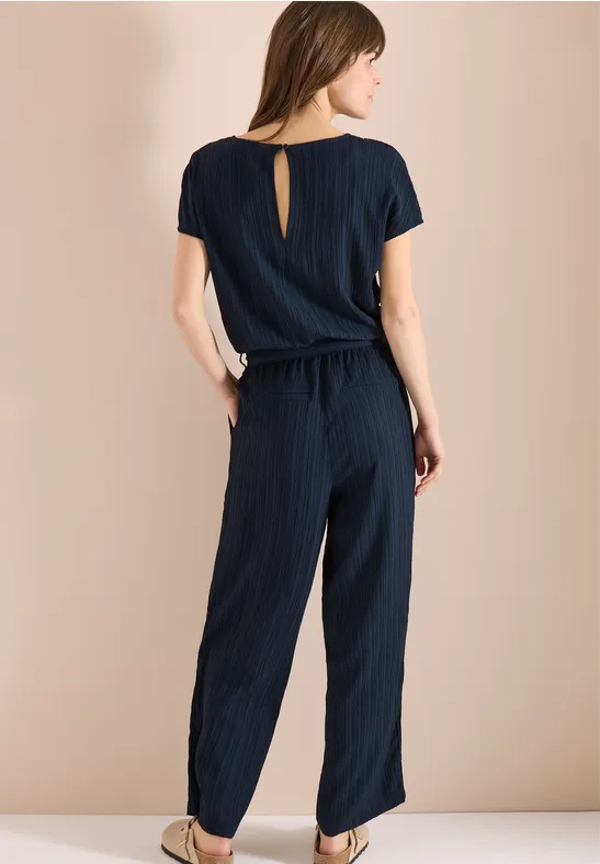 Strukturierter Jumpsuit mit Bindegürtel