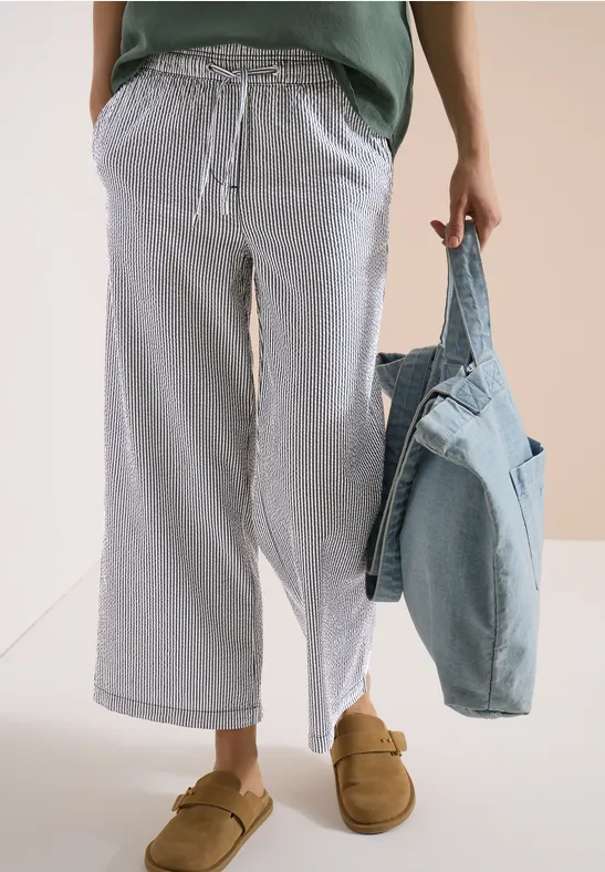 Gestreifte Seersucker-Hose mit weitem Bein