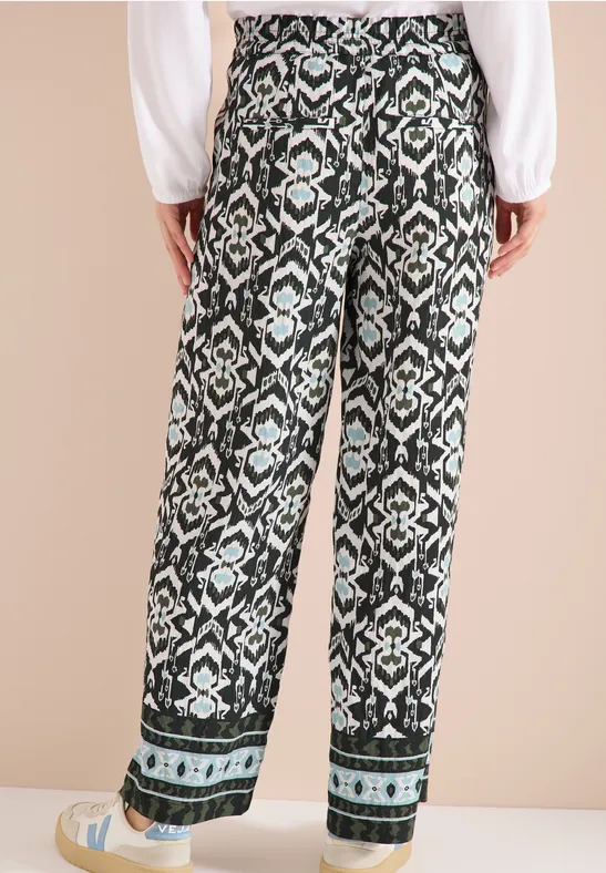 Weite Hose mit geometrischem Print