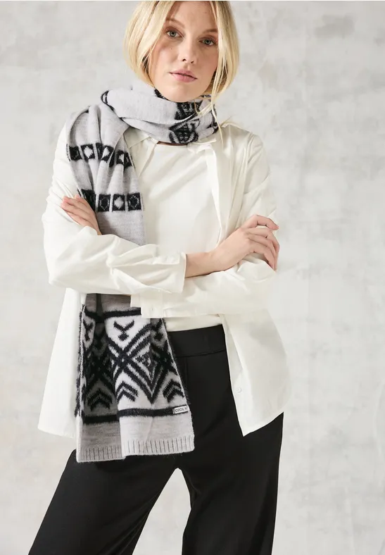 Langer Strickschal mit geometrischem Muster