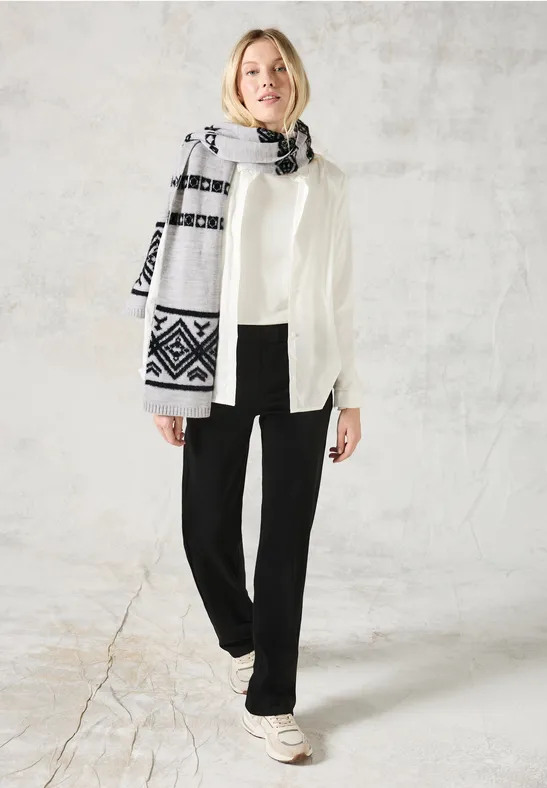 Langer Strickschal mit geometrischem Muster