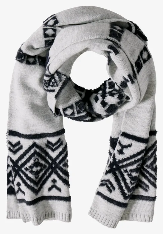 Langer Strickschal mit geometrischem Muster