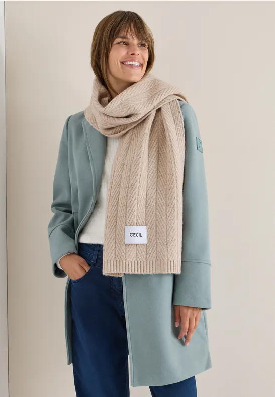 Weicher strukturierter Strickschal