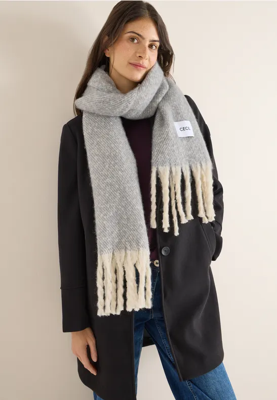 Kuscheliger Strickschal mit Fransen