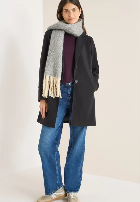 Kuscheliger Strickschal mit Fransen